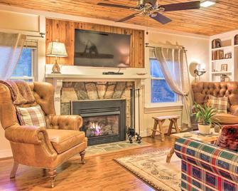Mtn Views and Fire Pit Serene Chimney Rock Abode - Chimney Rock - Living room