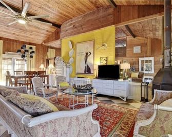 Sleep 7 near Texoma. King Bed! Small dog friendly! - Gordonville - Sala de estar