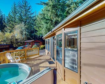 Drift Away Cabin - Brookings - Balcony