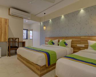 Hotel Amisha International - Surat - Habitación
