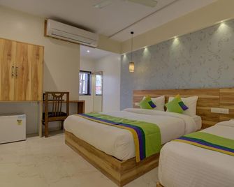 Hotel Amisha International - Surat - Schlafzimmer