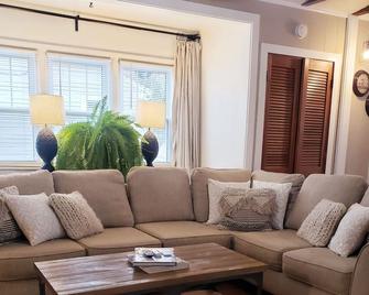 AT Home - Charming house - Wilmington - Living room
