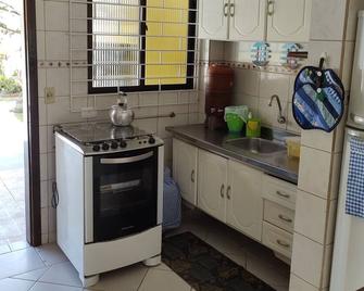 70 meters from the beach and with a sea view, 4.5 km from Morro do Cristo - Guaratuba - Cocina