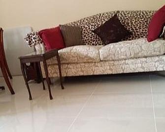 Free Internet & Welcome pk 2min from tube & shopping centres Brent X5 min drive - London - Living room