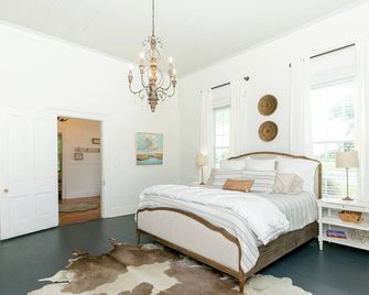 Oak River Company Farmhouse - Kathleen - Bedroom
