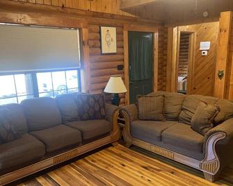 Cabin centrally located with hot tub and wi-fi - Slade - Living room