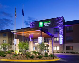 Holiday Inn Express & Suites Minneapolis (Golden Valley) - Minneapolis - Building