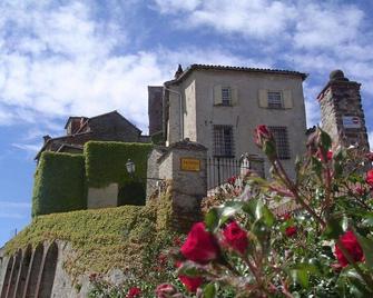 All'Ombra del Castello - Novello - Building