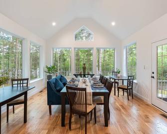 Luxuriously Lakeside by AvantStay | Lakefront Retreat - Blakeslee - Eetruimte