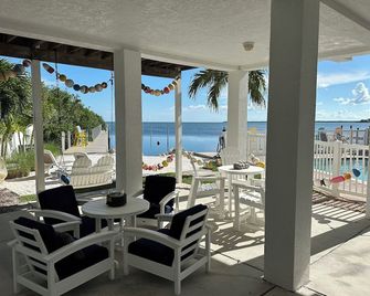 Luxurious Oceanfront Home on Beach, Pool, Dock, Kayaks, Bikes, Amazing Views! - 쿠조키 - 발코니