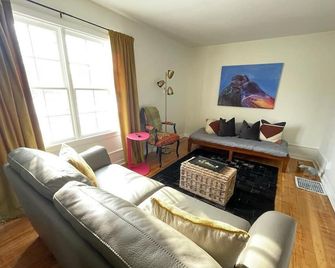 Rhubarb North - Downtown Anchorage historic restored home - Anchorage - Sala de estar