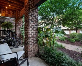 Oakwood near downtown with Nespresso, Bikes & Bidet. - Raleigh - Patio