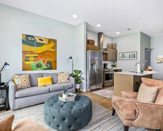 Unique Gulch View Retreat with Balcony, Seasonal Pool, & Gym - Nashville - Wohnzimmer