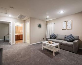 Cozy 2bdrm house near M Resort - Las Vegas - Living room