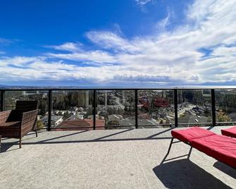 Eagle's View Penthouse: 180 degree unobstructed ocean and city views! - Victoria - Balkon