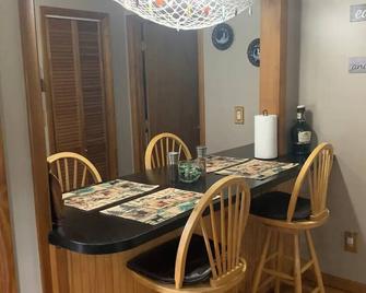 Rustic house by the mighty Elk! - Girard - Comedor