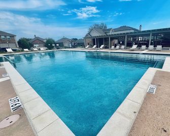 Charming 3-bedroom house in peaceful Burleson with AC, WiFi - Burleson - Piscina