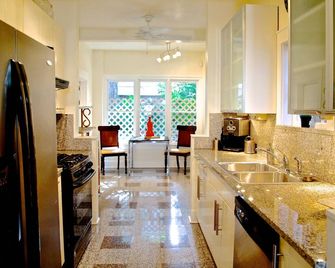 Refuge in the Heart of Montrose - Houston - Phòng bếp