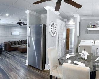 Comfortable Cottage on the Blue Mile - Close to GSU! - Statesboro - Dining room