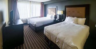 Clarion Inn & Suites - Muskegon - Bedroom