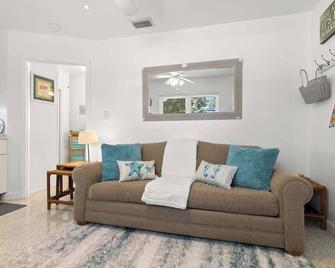 Siesta Keys Neighbor 5min to Beach - Entire Suite Apartment - Sarasota - Living room