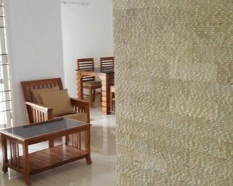 Budget non AC 3bhk apartment near kaloor stadium. - Ernakulam - Living room