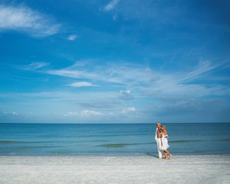 Holiday Inn Express Hotel And Suites Naples Downtown - 5th Avenue - Naples - Strand