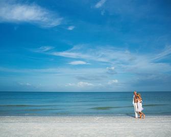 Holiday Inn Express Hotel And Suites Naples Downtown - 5th Avenue - נייפלס - חוף