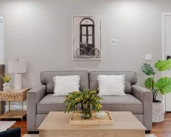 Studio 3 Min to Downtown Beaches Freeways Airport - سان دييغو - غرفة معيشة