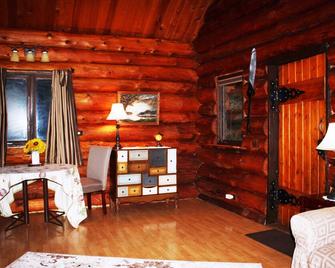 Upper Paradise Log Cabin - Nightly Rental in the Woods - Moose Pass - Їдальня