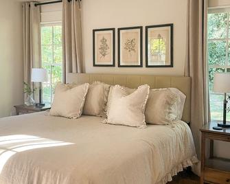 Garden Gate Cottage Downtown Franklin Unit B - Franklin - Bedroom