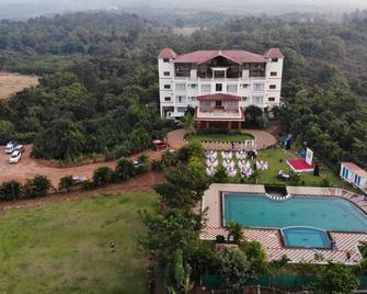 At Yog resort we invite you to come, unwind in the lap of nature. - Sawantwadi - Building