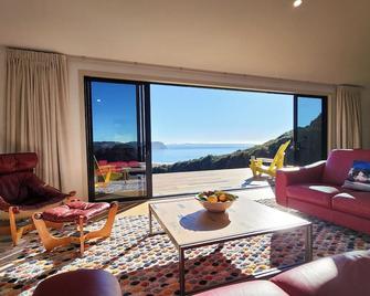 The Barn Hot Water Beach - Hot Water Beach - Living room