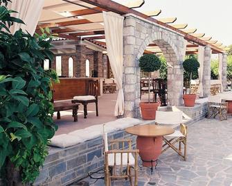 Nicolas Village Club - Longos - Patio