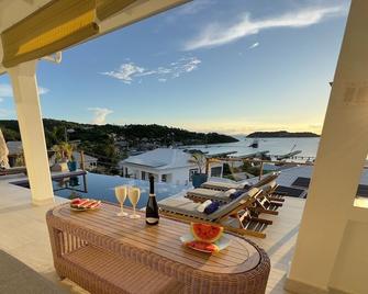 Beautiful 5 Bedroom Villa With Pool Overlooking English Harbour - English Harbour - Balcony