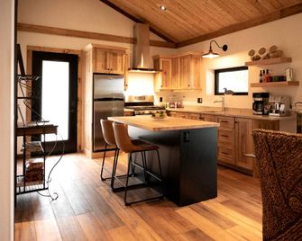Off-Grid Cottage with Fire Pit & Lake View Retreat in Madawaska Valley, Ontario - Barry's Bay - Cocina