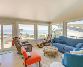 Stunning Home in Coupeville w/ Deck + Beach Access - Coupeville - Sala de estar