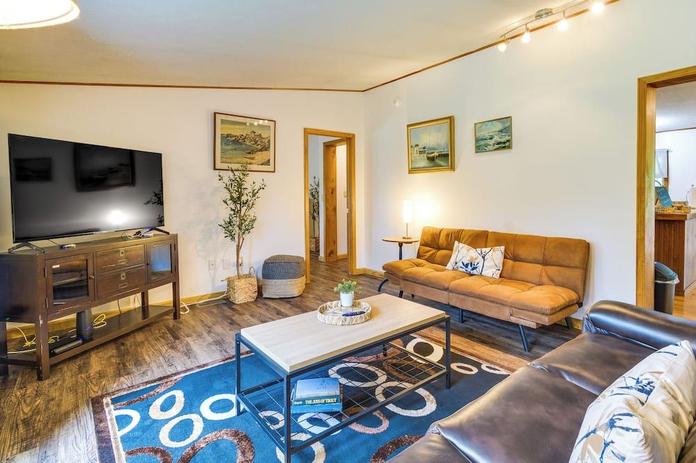 Charming Watkins Glen Home with Deck and Yard! - وتكينس غلين - غرفة معيشة