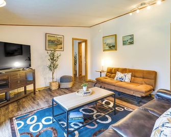 Charming Watkins Glen Home with Deck and Yard! - Watkins Glen - Living room