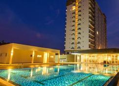 Enjoy Sunsets At Galle - 2 Br Modern New Condo With A Pool In A Secured Complex - Galle - Pool