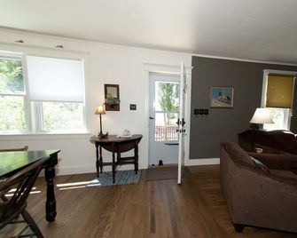 Country Farmhouse- The Country Feel With City Access - Eaton - Living room