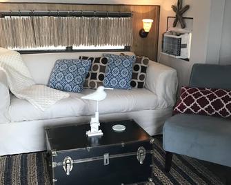 Quiet, Peaceful Home - San Benito - Living room