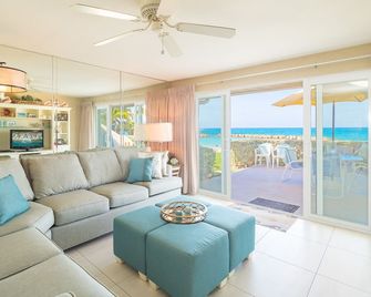 Enjoy Gorgeous Views & Sunsets Right from the Patio of this Oceanfront Unit! - 西灣 - 客廳