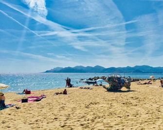 Hotel Cannes Croisette - Cannes - Beach