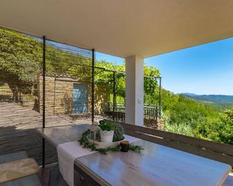 Peaceful Villa situated on the top of the hill with breathetaking view - Livade - Balkón