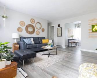 Strongsville (Pierce Dr), Strongsville (Pierce Dr) - Strongsville - Living room