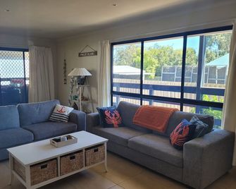 Pebbles Beach Retreat - Cowes - Wohnzimmer