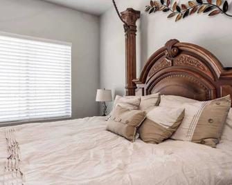 Spacious Retreat for over 32 Parking, Horse Stalls - Grantsville - Bedroom