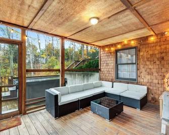 Secluded dog-friendly cabin on 10 acres - hot tub & game room! - Hamilton - Living room