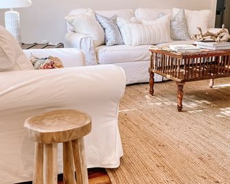 Charming Cottage Downtown Hattiesburg - Hattiesburg - Living room